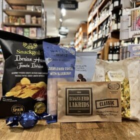 gavepakke med lakrids vingummi chokolade og gourmet chips gave til konfirmation og student