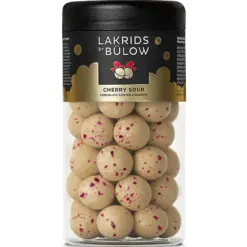 CHERRY SOUR kombinerer sød lakrids med cremet hvid chokolade og sprødt kirsebærgranulat. Solmodne kirsebær og friske surkirsebær skaber en skøn balance mellem sødme, syrlighed og knas.
