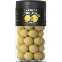 LEMON kombinerer intens saltlakrids med frisk citron, cremet hvid chokolade, fløde og vanilje – en harmonisk smagsoplevelse med den perfekte balance mellem sødt, syrligt og salt.